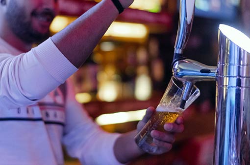 Servicekraft Glühbier-Tenne